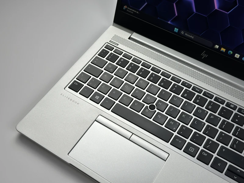 HP EliteBook 840 G5 z i5-8250U i ekranem 14" FHD. Biznesowy laptop z Intel UHD Graphics 620, złączem Thunderbolt 3 i smukłą konstrukcją.