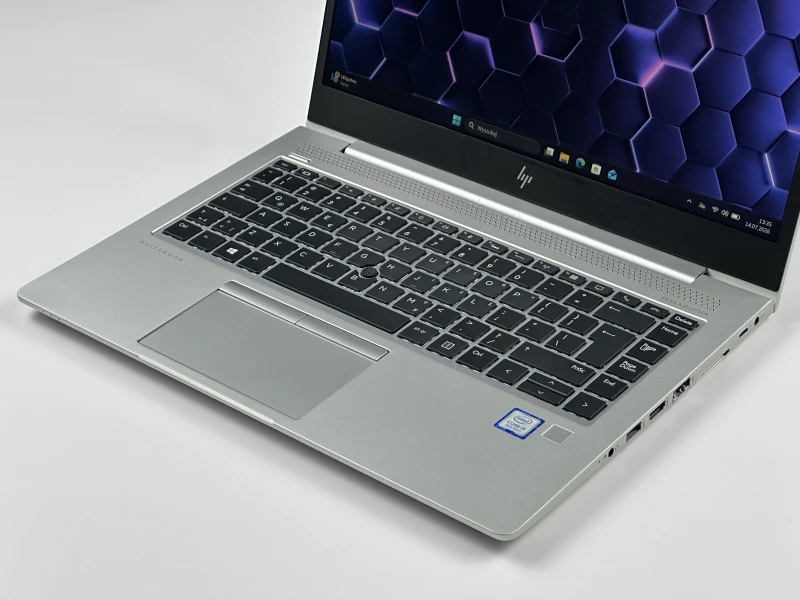 HP EliteBook 840 G5 z i5-8250U i ekranem 14" FHD. Biznesowy laptop z Intel UHD Graphics 620, złączem Thunderbolt 3 i smukłą konstrukcją.