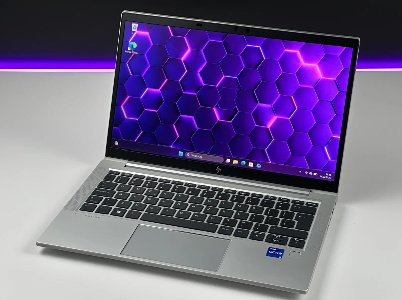HP EliteBook 830 G8 z i7-1165G7, 13.3" FHD Sure View. Kompaktowy laptop biznesowy z funkcją ochrony prywatności ekranu i lekką konstrukcją. HP EliteBook 830 G8 z i7-1165G7, 13.3" FHD Sure View. Kompaktowy laptop biznesowy z funkcją ochrony prywatności ekranu i lekką konstrukcją.