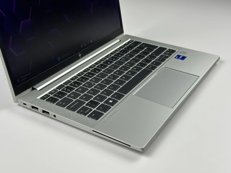 HP EliteBook 830 G8 z i7-1165G7, 13.3" FHD Sure View. Kompaktowy laptop biznesowy z funkcją ochrony prywatności ekranu i lekką konstrukcją.