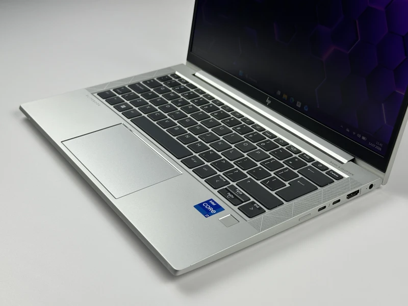 HP EliteBook 830 G8 z i7-1165G7, 13.3" FHD Sure View. Kompaktowy laptop biznesowy z funkcją ochrony prywatności ekranu i lekką konstrukcją.