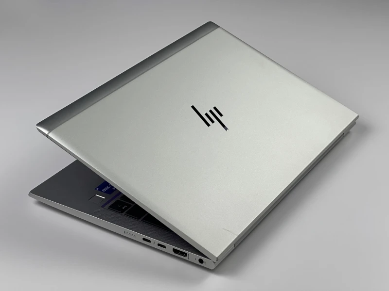 HP EliteBook 830 G8 z i7-1165G7, 13.3" FHD Sure View. Kompaktowy laptop biznesowy z funkcją ochrony prywatności ekranu i lekką konstrukcją.