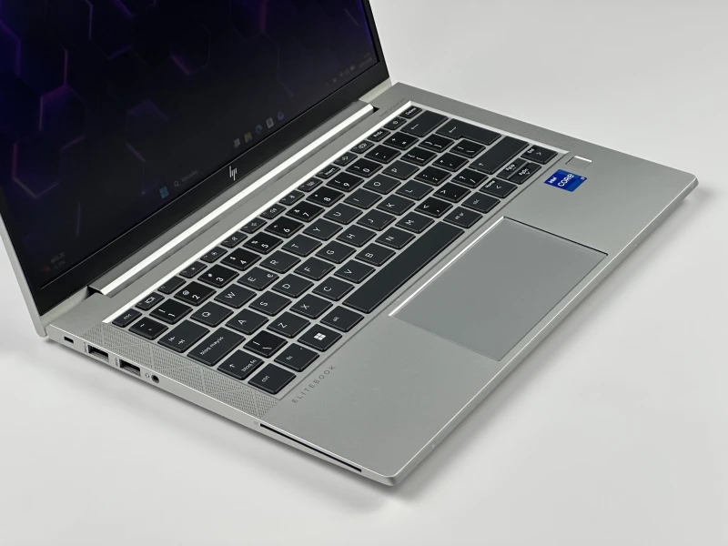 HP EliteBook 830 G8 z i7-1165G7, 13.3" FHD Sure View. Kompaktowy laptop biznesowy z funkcją ochrony prywatności ekranu i lekką konstrukcją.