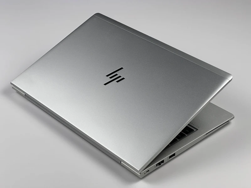 HP EliteBook 640 G9 z i5-1235U, ekranem 14" FHD i LTE. Biznesowy laptop z klawiaturą US oraz dwoma slotami SO-DIMM do łatwej rozbudowy RAM.