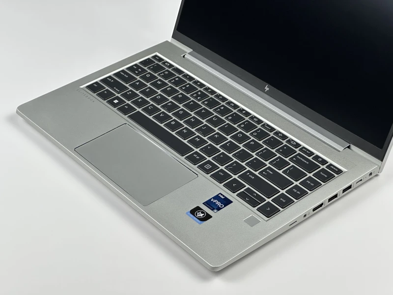 HP EliteBook 640 G9 z i5-1235U, ekranem 14" FHD i LTE. Biznesowy laptop z klawiaturą US oraz dwoma slotami SO-DIMM do łatwej rozbudowy RAM.