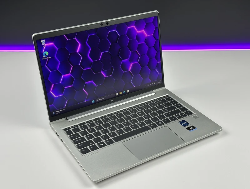 HP EliteBook 640 G9 z i5-1235U, ekranem 14" FHD i LTE. Biznesowy laptop z klawiaturą US oraz dwoma slotami SO-DIMM do łatwej rozbudowy RAM.