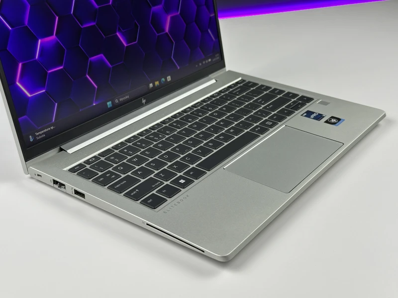 HP EliteBook 640 G9 z i5-1235U, ekranem 14" FHD i LTE. Biznesowy laptop z klawiaturą US oraz dwoma slotami SO-DIMM do łatwej rozbudowy RAM.