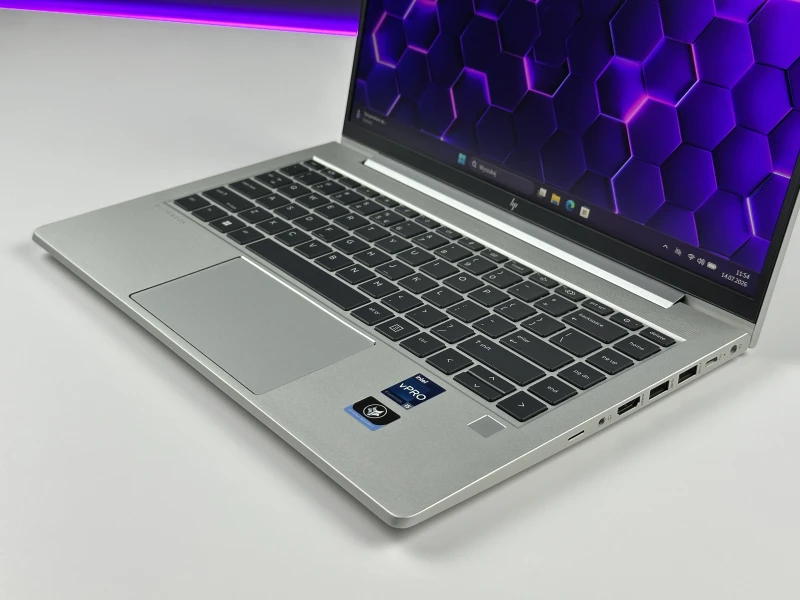 HP EliteBook 640 G9 z i5-1235U, ekranem 14" FHD i LTE. Biznesowy laptop z klawiaturą US oraz dwoma slotami SO-DIMM do łatwej rozbudowy RAM.