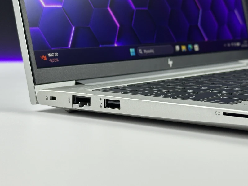 HP EliteBook 640 G9 z i5-1235U, ekranem 14" FHD i LTE. Biznesowy laptop z klawiaturą US oraz dwoma slotami SO-DIMM do łatwej rozbudowy RAM.