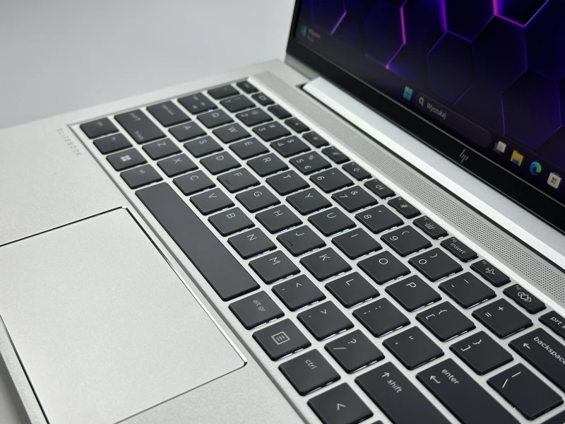 HP EliteBook 640 G9 z i5-1235U, ekranem 14" FHD i LTE. Biznesowy laptop z klawiaturą US oraz dwoma slotami SO-DIMM do łatwej rozbudowy RAM.