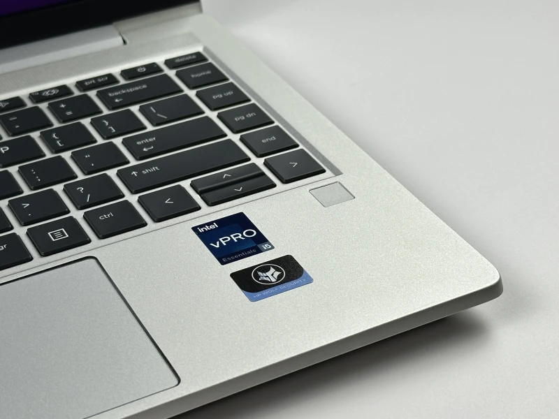 HP EliteBook 640 G9 z i5-1235U, ekranem 14" FHD i LTE. Biznesowy laptop z klawiaturą US oraz dwoma slotami SO-DIMM do łatwej rozbudowy RAM.