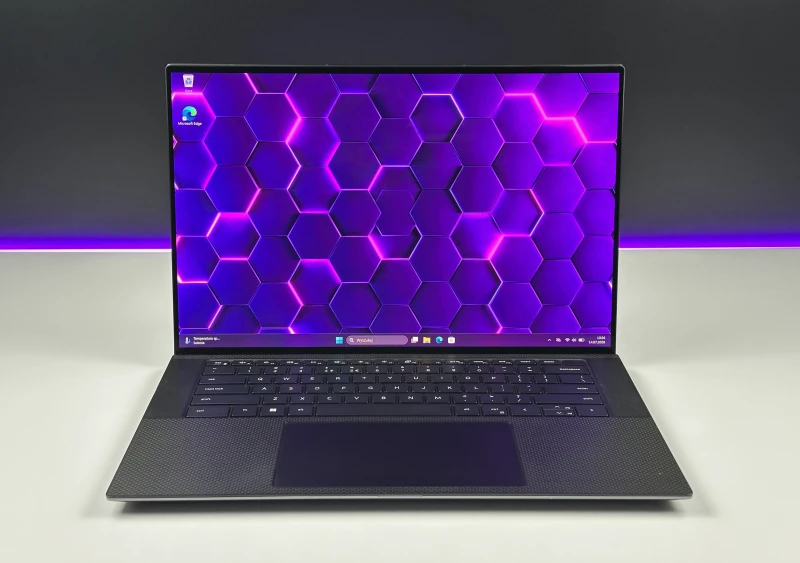 Dell Precision 5570 z i7-12800H, dotykowym ekranem 15.6" 4K UHD+ i RTX A2000 8GB. Smukła stacja robocza z klawiaturą US i pamięcią DDR5.