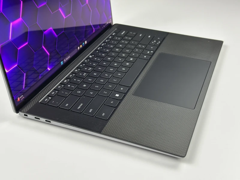 Dell Precision 5570 z i7-12800H, dotykowym ekranem 15.6" 4K UHD+ i RTX A2000 8GB. Smukła stacja robocza z klawiaturą US i pamięcią DDR5.