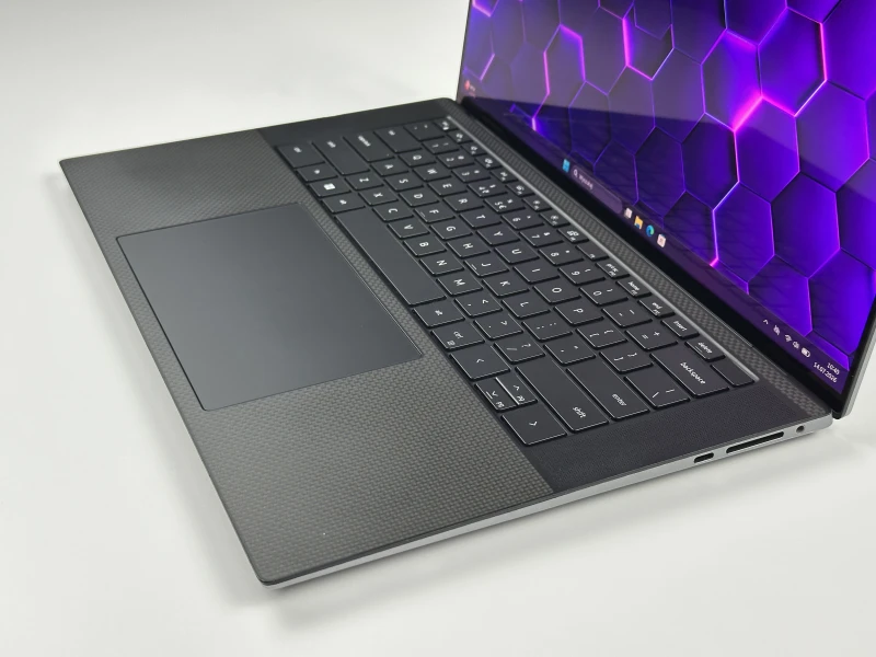 Dell Precision 5570 z i7-12800H, dotykowym ekranem 15.6" 4K UHD+ i RTX A2000 8GB. Smukła stacja robocza z klawiaturą US i pamięcią DDR5.