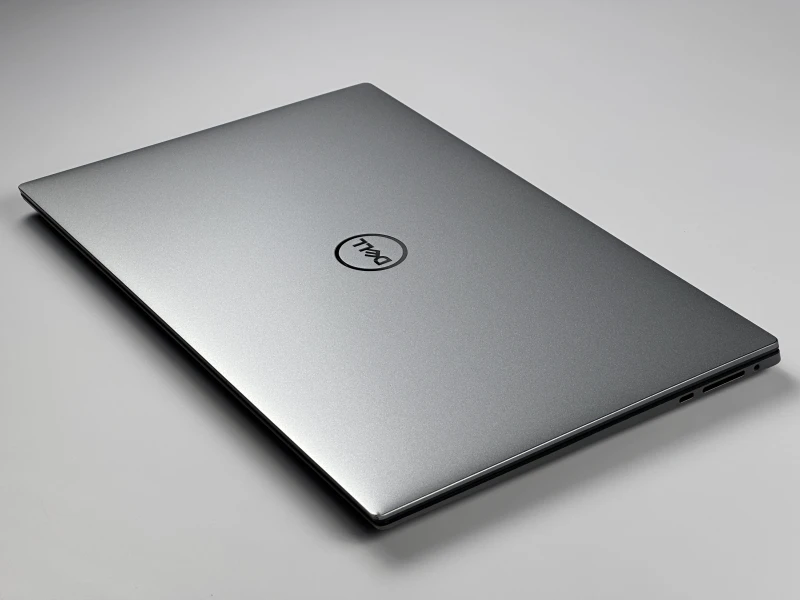 Dell Precision 5570 z i7-12800H, dotykowym ekranem 15.6" 4K UHD+ i RTX A2000 8GB. Smukła stacja robocza z klawiaturą US i pamięcią DDR5.