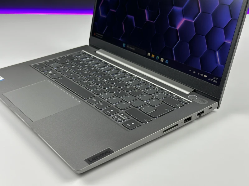 Lenovo ThinkBook 14 G2 ITL z i7-1165G7 - ekranem 14" FHD i grafiką Intel Iris Xe. Laptop biznesowy z czytnikiem linii papilarnych i szybkim Wi-Fi 6.