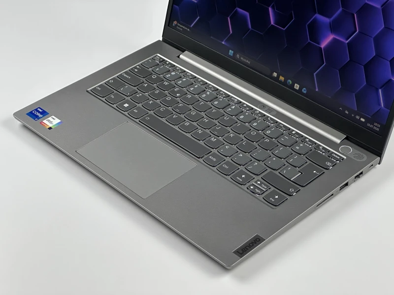 Lenovo ThinkBook 14 G2 ITL z i7-1165G7 - ekranem 14" FHD i grafiką Intel Iris Xe. Laptop biznesowy z czytnikiem linii papilarnych i szybkim Wi-Fi 6.