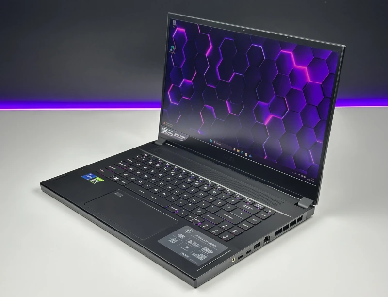 MSI Stealth GS66 12UHS - i7-12700H, QHD 240Hz, RTX 3080 Ti. Laptop gamingowy z klawiaturą RGB, czytnikiem linii papilarnych i aluminiową obudową.