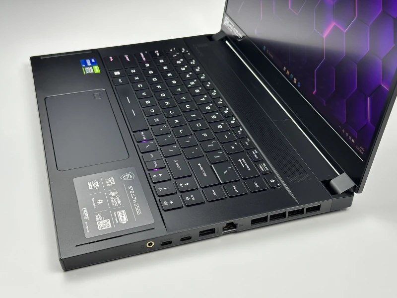 MSI Stealth GS66 12UHS - i7-12700H, QHD 240Hz, RTX 3080 Ti. Laptop gamingowy z klawiaturą RGB, czytnikiem linii papilarnych i aluminiową obudową.
