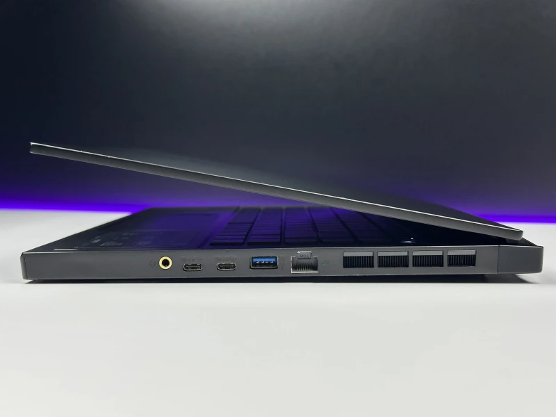 MSI Stealth GS66 12UHS - i7-12700H, QHD 240Hz, RTX 3080 Ti. Laptop gamingowy z klawiaturą RGB, czytnikiem linii papilarnych i aluminiową obudową.
