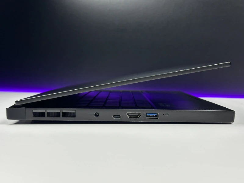 MSI Stealth GS66 12UHS - i7-12700H, QHD 240Hz, RTX 3080 Ti. Laptop gamingowy z klawiaturą RGB, czytnikiem linii papilarnych i aluminiową obudową.
