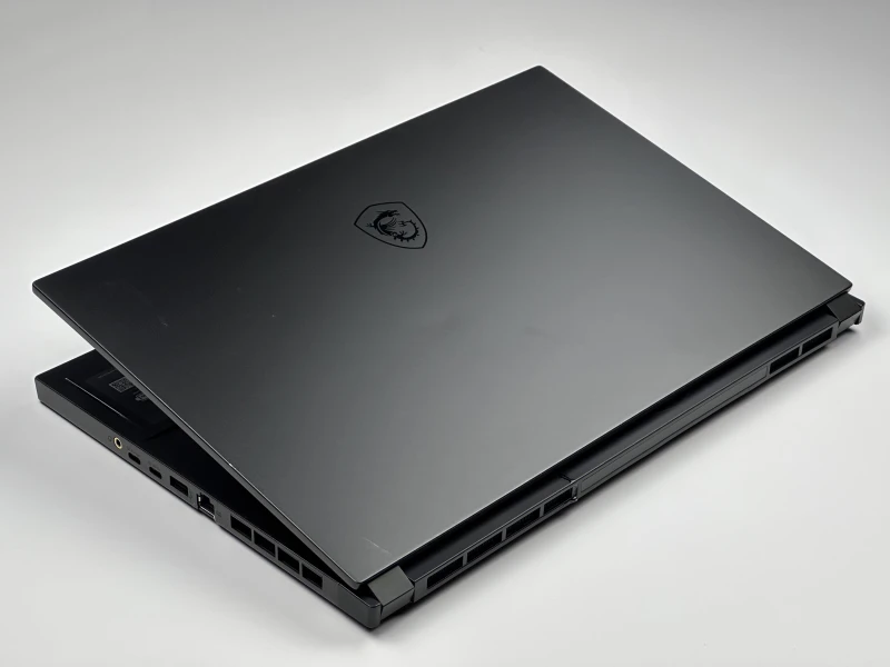 MSI Stealth GS66 12UHS - i7-12700H, QHD 240Hz, RTX 3080 Ti. Laptop gamingowy z klawiaturą RGB, czytnikiem linii papilarnych i aluminiową obudową.