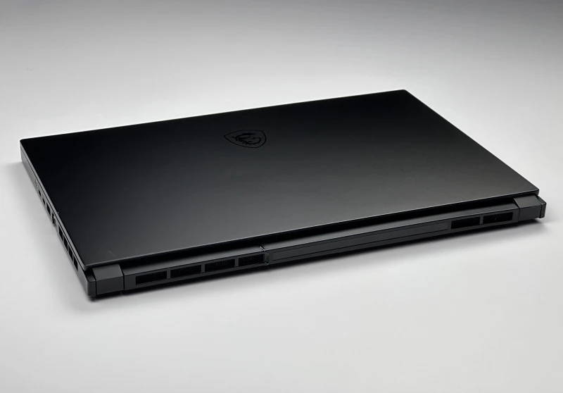 MSI Stealth GS66 12UHS - i7-12700H, QHD 240Hz, RTX 3080 Ti. Laptop gamingowy z klawiaturą RGB, czytnikiem linii papilarnych i aluminiową obudową.