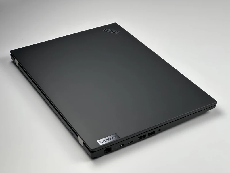 Laptop Lenovo ThinkPad P16s Gen 2 z i7-1360P, 16GB RAM i ekranem 16" FHD+. Mobilna stacja robocza z RTX A500 do pracy projektowej.