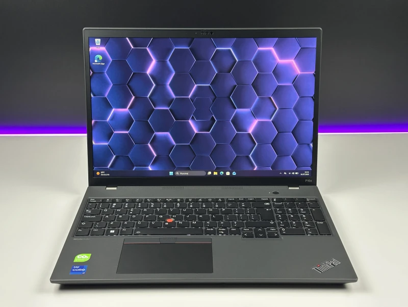 Laptop Lenovo ThinkPad P16s Gen 2 z i7-1360P, 16GB RAM i ekranem 16" FHD+. Mobilna stacja robocza z RTX A500 do pracy projektowej.