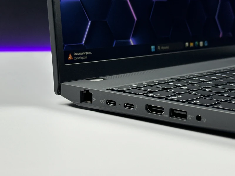 Laptop Lenovo ThinkPad P16s Gen 2 z i7-1360P, 16GB RAM i ekranem 16" FHD+. Mobilna stacja robocza z RTX A500 do pracy projektowej.