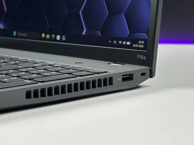 Laptop Lenovo ThinkPad P16s Gen 2 z i7-1360P, 16GB RAM i ekranem 16" FHD+. Mobilna stacja robocza z RTX A500 do pracy projektowej.