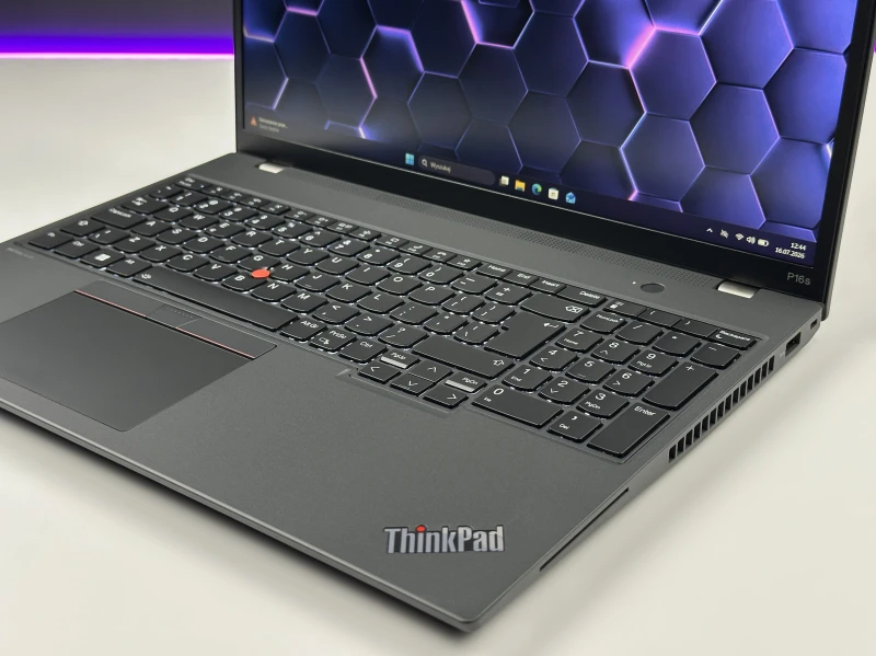 Laptop Lenovo ThinkPad P16s Gen 2 z i7-1360P, 16GB RAM i ekranem 16" FHD+. Mobilna stacja robocza z RTX A500 do pracy projektowej.