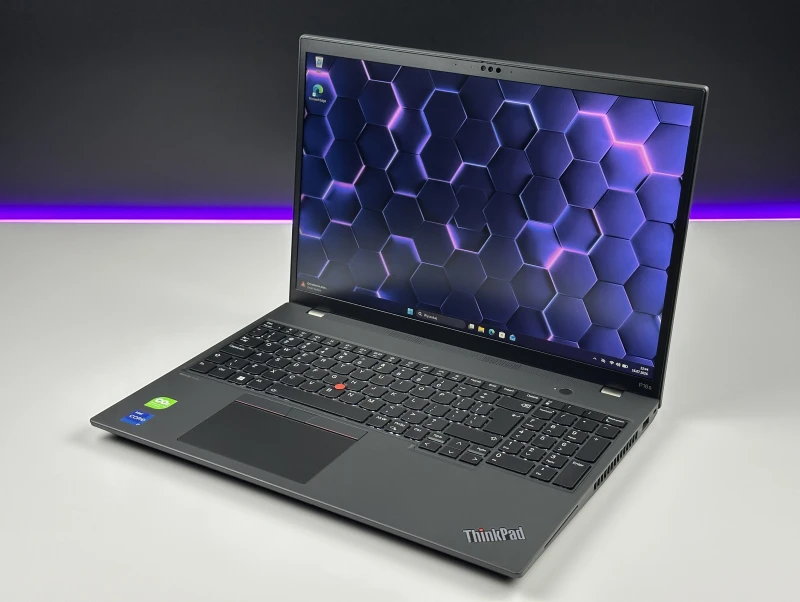 Laptop Lenovo ThinkPad P16s Gen 2 z i7-1360P, 16GB RAM i ekranem 16" FHD+. Mobilna stacja robocza z RTX A500 do pracy projektowej.
