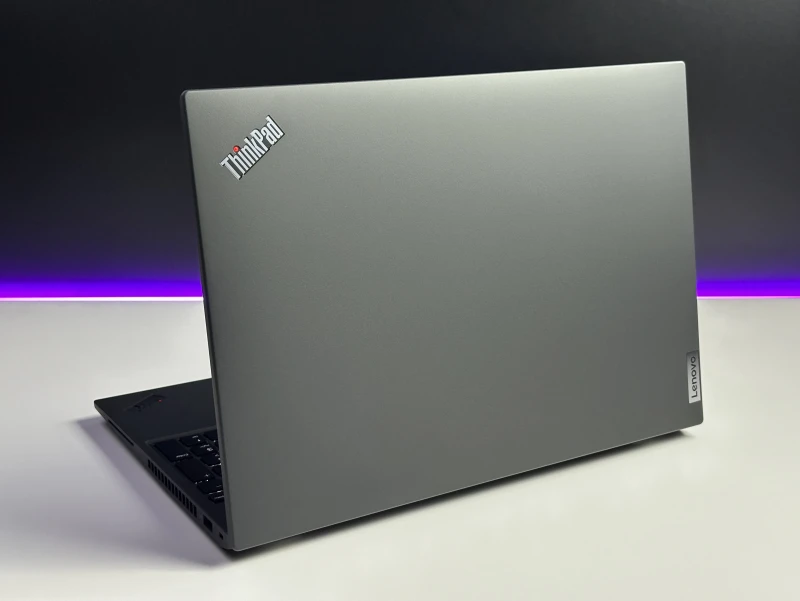 Laptop Lenovo ThinkPad P16s Gen 2 z i7-1360P, 16GB RAM i ekranem 16" FHD+. Mobilna stacja robocza z RTX A500 do pracy projektowej.