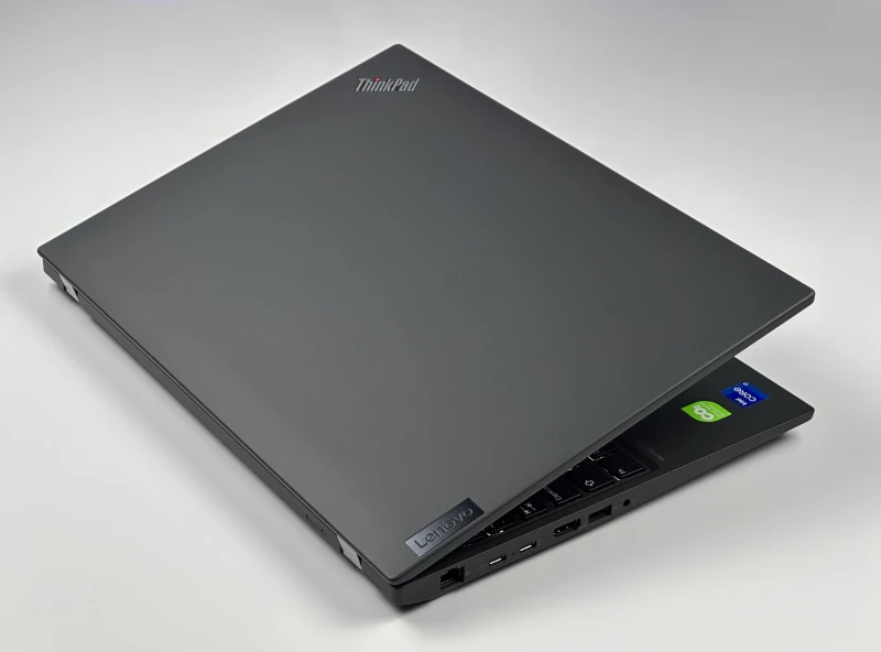 Laptop Lenovo ThinkPad P16s Gen 2 z i7-1360P, 16GB RAM i ekranem 16" FHD+. Mobilna stacja robocza z RTX A500 do pracy projektowej. Laptop Lenovo ThinkPad P16s Gen 2 z i7-1360P, 16GB RAM i ekranem 16" FHD+. Mobilna stacja robocza z RTX A500 do pracy projektowej.