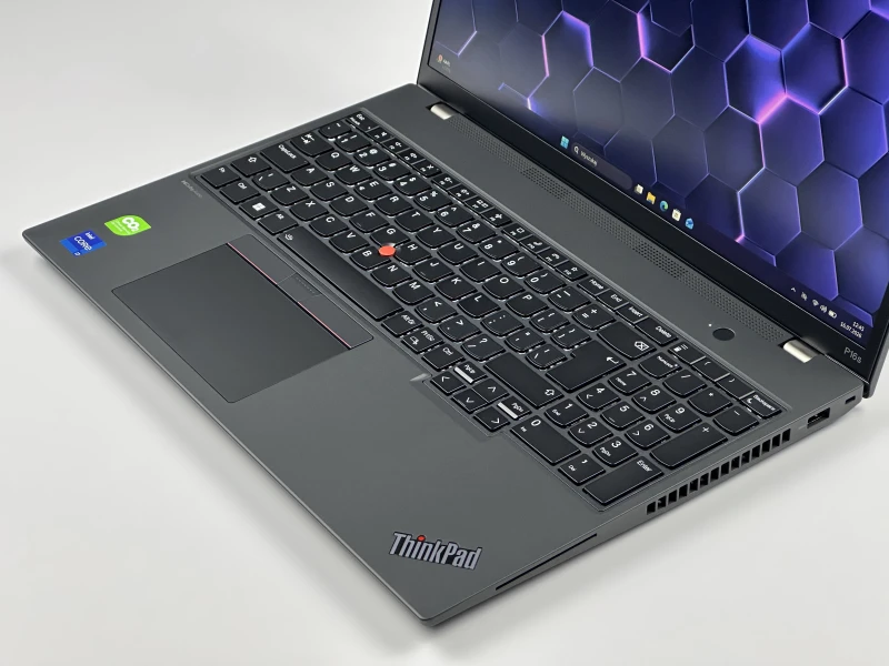 Laptop Lenovo ThinkPad P16s Gen 2 z i7-1360P, 16GB RAM i ekranem 16" FHD+. Mobilna stacja robocza z RTX A500 do pracy projektowej.