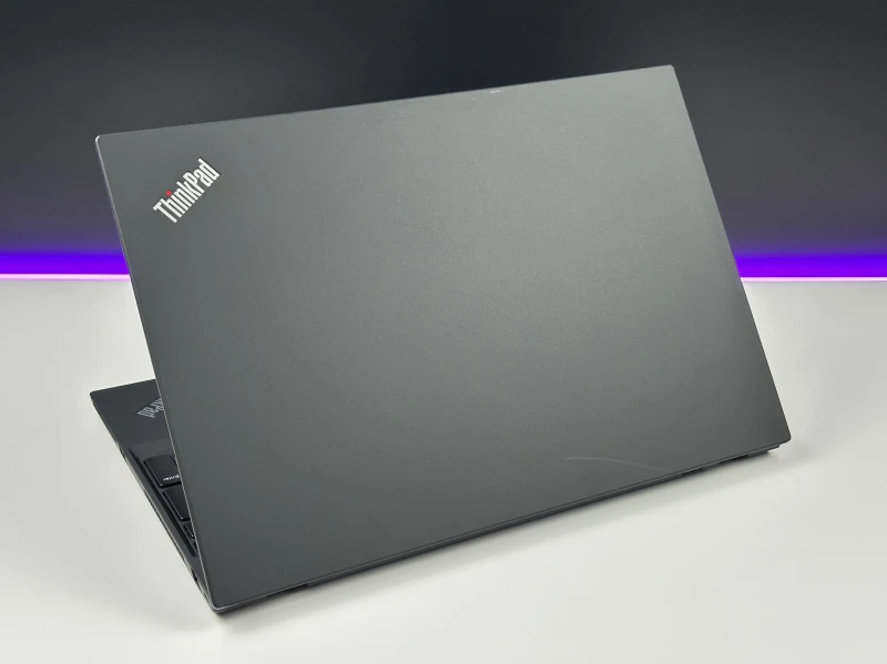 Lenovo ThinkPad T15 Gen 2 z i7-1165G7, 15.6" FHD i Intel Iris Xe. Laptop biznesowy z klawiaturą US, Wi-Fi 6 i solidną konstrukcją ThinkPad.
