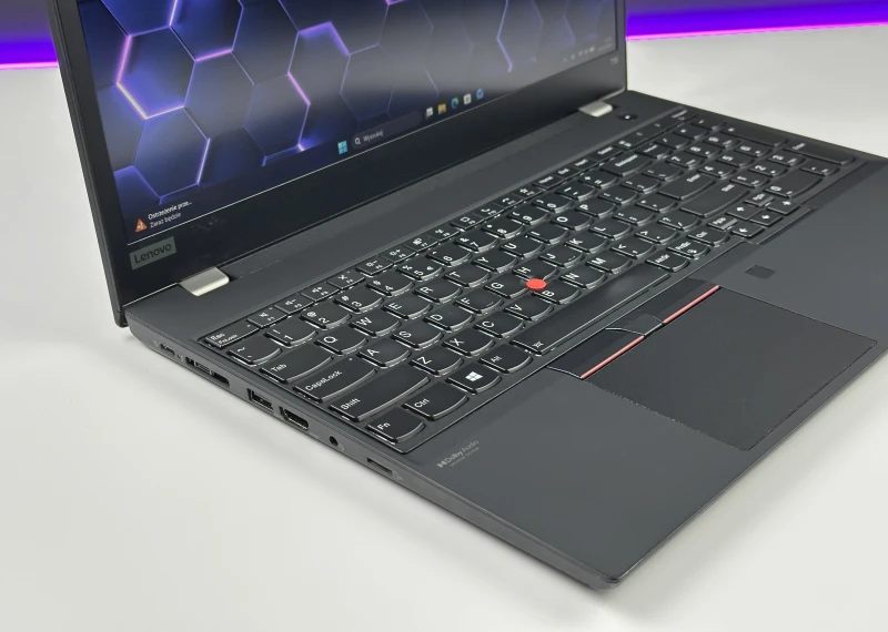 Lenovo ThinkPad T15 Gen 2 z i7-1165G7, 15.6" FHD i Intel Iris Xe. Laptop biznesowy z klawiaturą US, Wi-Fi 6 i solidną konstrukcją ThinkPad.