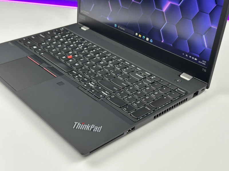 Lenovo ThinkPad T15 Gen 2 z i7-1165G7, 15.6" FHD i Intel Iris Xe. Laptop biznesowy z klawiaturą US, Wi-Fi 6 i solidną konstrukcją ThinkPad.