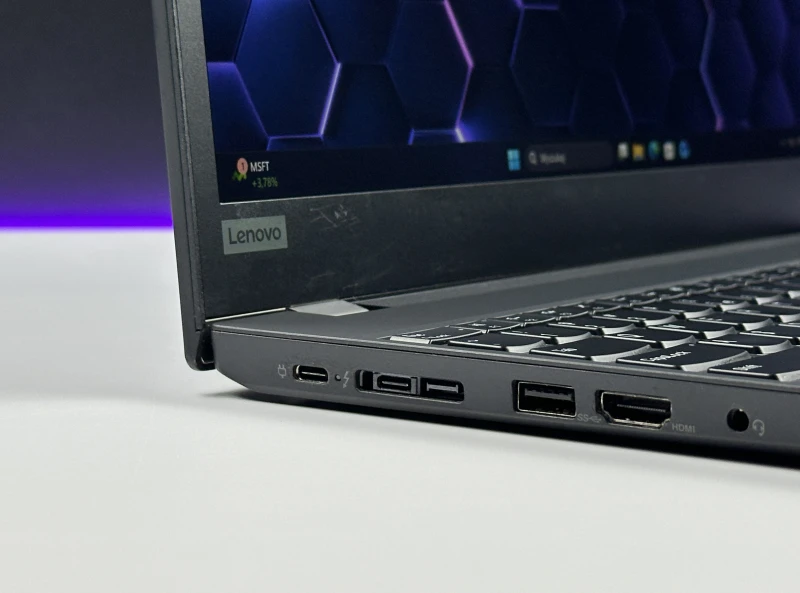 Lenovo ThinkPad T15 Gen 2 z i7-1165G7, 15.6" FHD i Intel Iris Xe. Laptop biznesowy z klawiaturą US, Wi-Fi 6 i solidną konstrukcją ThinkPad.