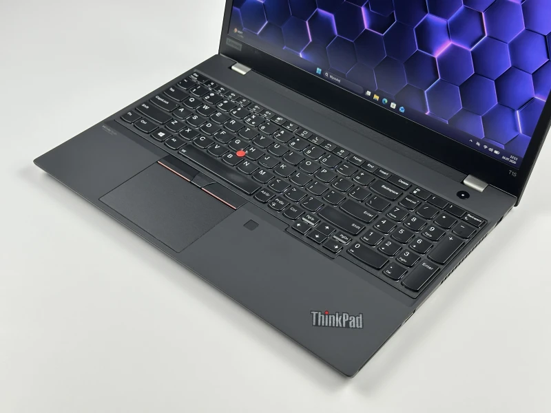 Lenovo ThinkPad T15 Gen 2 z i7-1165G7, 15.6" FHD i Intel Iris Xe. Laptop biznesowy z klawiaturą US, Wi-Fi 6 i solidną konstrukcją ThinkPad.