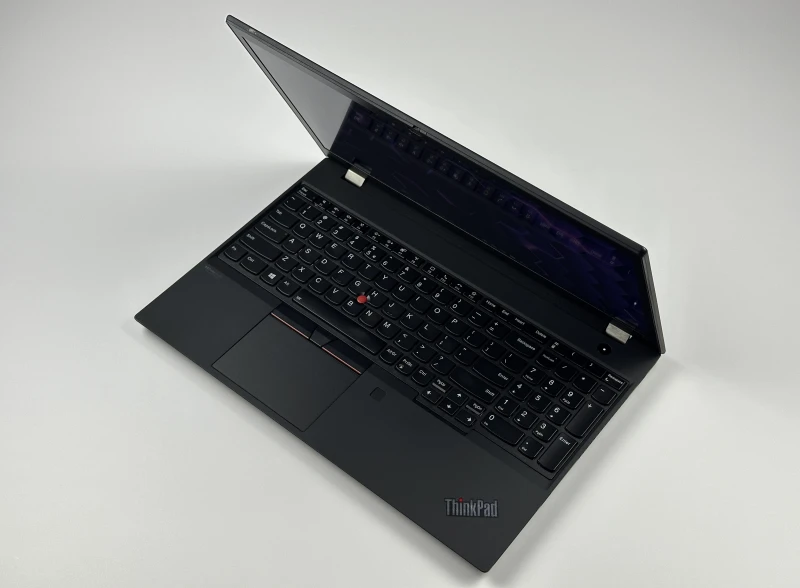 Lenovo ThinkPad T15 Gen 2 z i7-1165G7, 15.6" FHD i Intel Iris Xe. Laptop biznesowy z klawiaturą US, Wi-Fi 6 i solidną konstrukcją ThinkPad. Lenovo ThinkPad T15 Gen 2 z i7-1165G7, 15.6" FHD i Intel Iris Xe. Laptop biznesowy z klawiaturą US, Wi-Fi 6 i solidną konstrukcją ThinkPad.