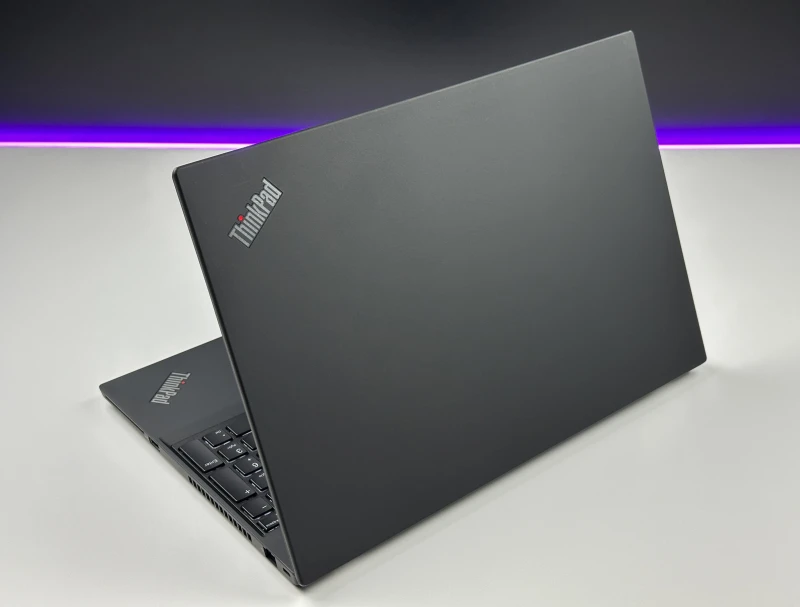 Lenovo ThinkPad T15 Gen 2 z i5-1135G7, ekranem 15.6" FHD i klawiaturą US. Biznesowy laptop z Intel Iris Xe i obsługą Thunderbolt 4. Lenovo ThinkPad T15 Gen 2 z i5-1135G7, ekranem 15.6" FHD i klawiaturą US. Biznesowy laptop z Intel Iris Xe i obsługą Thunderbolt 4.