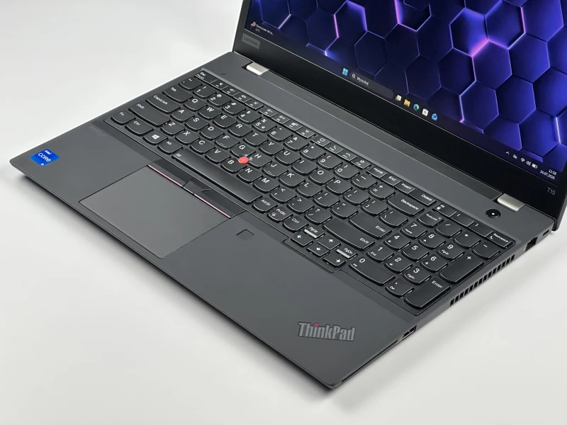 Lenovo ThinkPad T15 Gen 2 z i5-1135G7, ekranem 15.6" FHD i klawiaturą US. Biznesowy laptop z Intel Iris Xe i obsługą Thunderbolt 4.