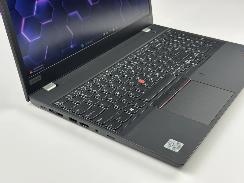 Lenovo ThinkPad T15 Gen 1 z i5-10310U i matrycą FHD – klasyczny, niezawodny laptop biznesowy z dużym ekranem i wydajnością do codziennej pracy.