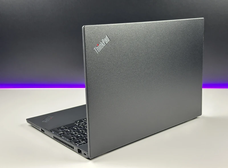 Lenovo ThinkPad T15 Gen 1 z i5-10310U i matrycą FHD – klasyczny, niezawodny laptop biznesowy z dużym ekranem i wydajnością do codziennej pracy.