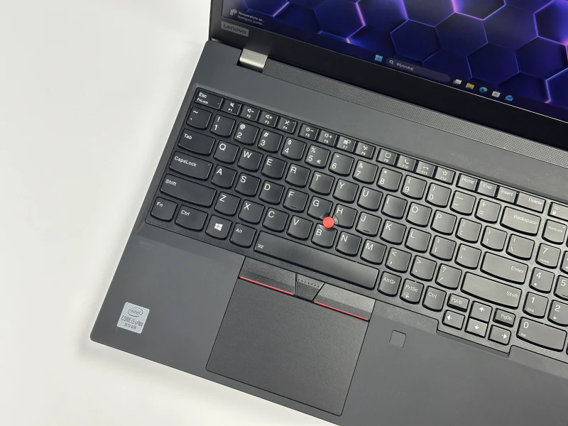 Lenovo ThinkPad T15 Gen 1 z i5-10310U i matrycą FHD – klasyczny, niezawodny laptop biznesowy z dużym ekranem i wydajnością do codziennej pracy.