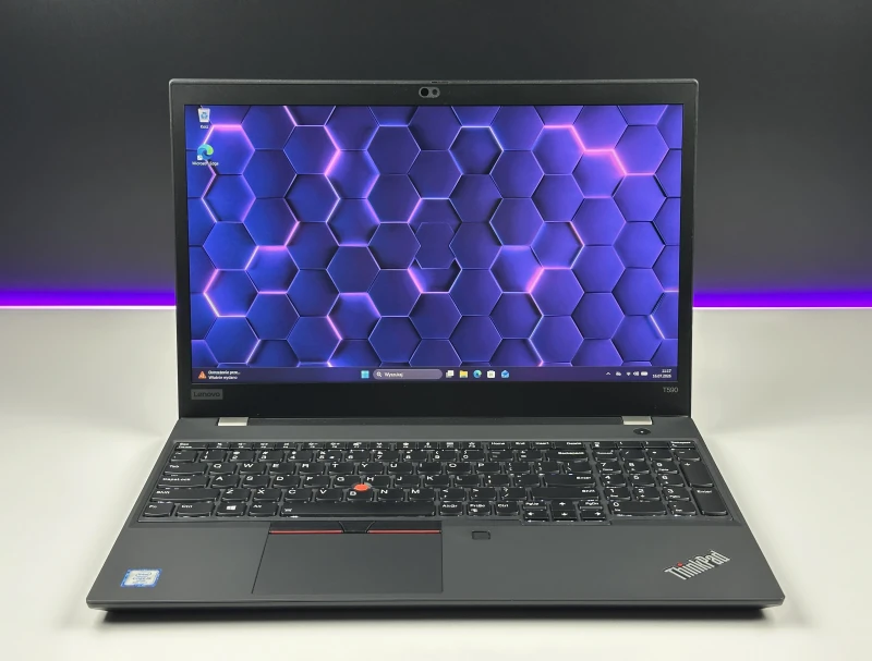 Lenovo ThinkPad T590 z i5-8365U, 15.6" FHD i Intel UHD Graphics 620. Biznesowy laptop z klawiaturą US, blokiem numerycznym i solidną obudową.