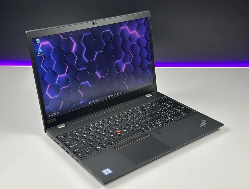 Lenovo ThinkPad T590 z i5-8365U, 15.6" FHD i Intel UHD Graphics 620. Biznesowy laptop z klawiaturą US, blokiem numerycznym i solidną obudową.