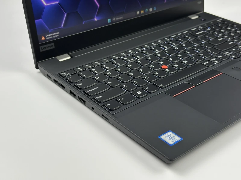 Lenovo ThinkPad T590 z i5-8365U, 15.6" FHD i Intel UHD Graphics 620. Biznesowy laptop z klawiaturą US, blokiem numerycznym i solidną obudową.